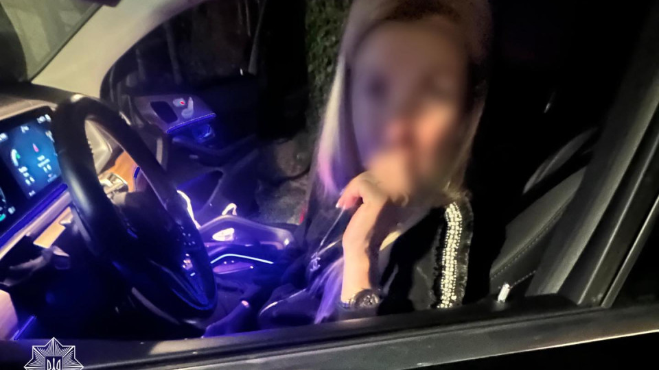 В Ужгороде нетрезвая водительница во время попытки скрыться от полиции врезалась в служебный автомобиль патрульных
