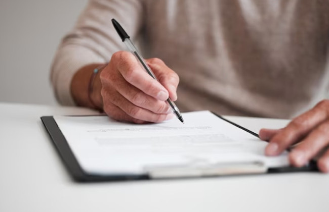 Чи законно не виплачувати гроші при звільненні без обхідного листа — пояснення Держпраці