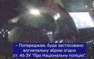 В Киеве водитель на Alfa Romeo угонял от полиции, сбил копа и устроил ДТП: видео