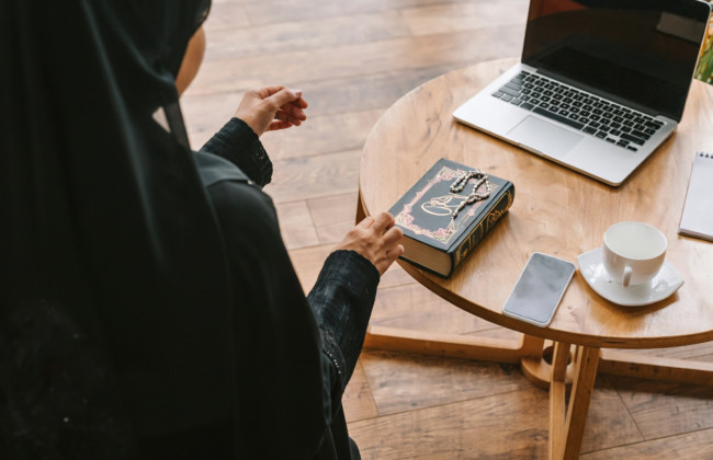 В Индонезии женщину заставили наступить на Коран в салоне красоты — ей грозит тюремное заключение