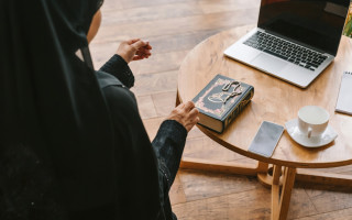 В Индонезии женщину заставили наступить на Коран в салоне красоты — ей грозит тюремное заключение