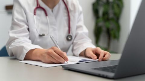 Чи виплатять лікарняні під час суду про незаконне звільнення: пояснення