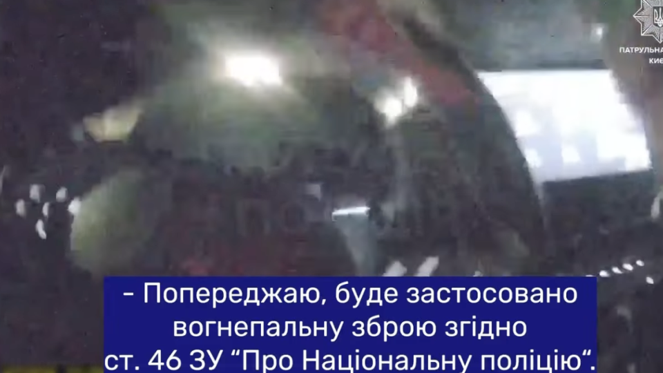 В Киеве водитель на Alfa Romeo угонял от полиции, сбил копа и устроил ДТП: видео