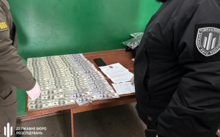 На Дніпропетровщині прикордонник продавав за $12 тисяч «інвалідність» та інструкції для перетину кордону