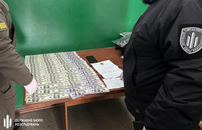 На Дніпропетровщині прикордонник продавав за $12 тисяч «інвалідність» та інструкції для перетину кордону