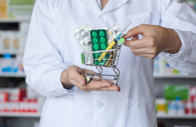 Щоб отримати ліки, чоловіку доводиться їхати 110 км: тепер суд вирішує, чи це законно