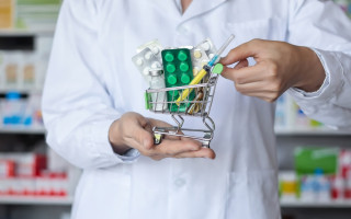 Чтобы получить лекарства, мужчине приходится ехать 110 км: теперь суд решает, законно ли это