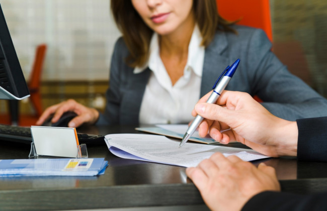 Знайшли помилку в нотаріальному документі — чи можна виправити її без суду