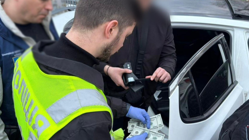 В Киеве раскрыли две схемы бронирования жилья через фиктивное трудоустройство в качестве водителя и администратора кафе при университете