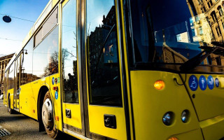 После российского обстрела в Киеве перекрыли улицы — по каким маршрутам курсирует общественный транспорт