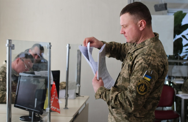 У Чернівцях чоловік дізнався про штрафи лише після арешту рахунків — суд скасував постанови ТЦК