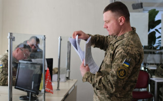 В Черновцах мужчина узнал о штрафах лишь после ареста счетов — суд отменил постановления ТЦК