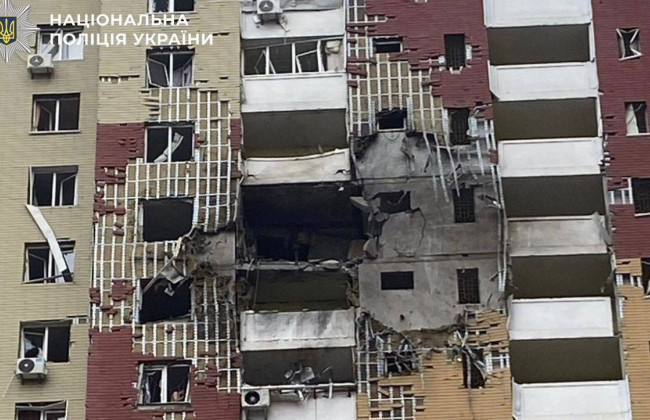 Пошкоджені багатоповерхівки, знищені авто – фото наслідків російського обстрілу Києва