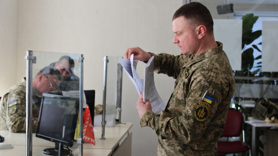 В Черновцах мужчина узнал о штрафах лишь после ареста счетов — суд отменил постановления ТЦК