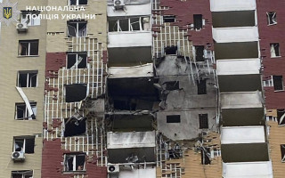 Пошкоджені багатоповерхівки, знищені авто – фото наслідків російського обстрілу Києва