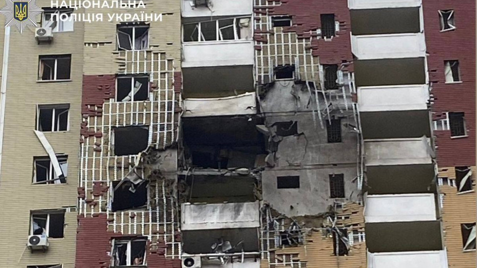 Поврежденные многоэтажки, уничтоженные автомобили — фото последствий российского обстрела Киева