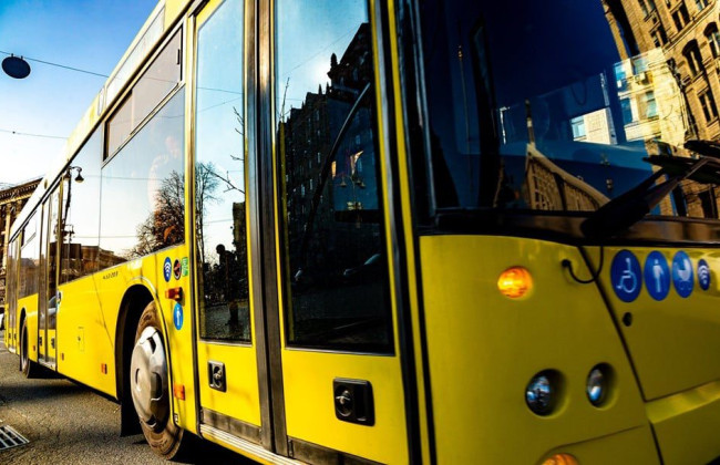 После российского обстрела в Киеве перекрыли улицы — по каким маршрутам курсирует общественный транспорт