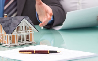 Каменный дом оказался глинобитным: женщина через суд требовала исправить договор купли-продажи и возместить моральный ущерб