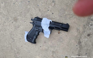 В Закарпатье ученик 9 класса во время урока выстрелил из пистолета в одноклассника