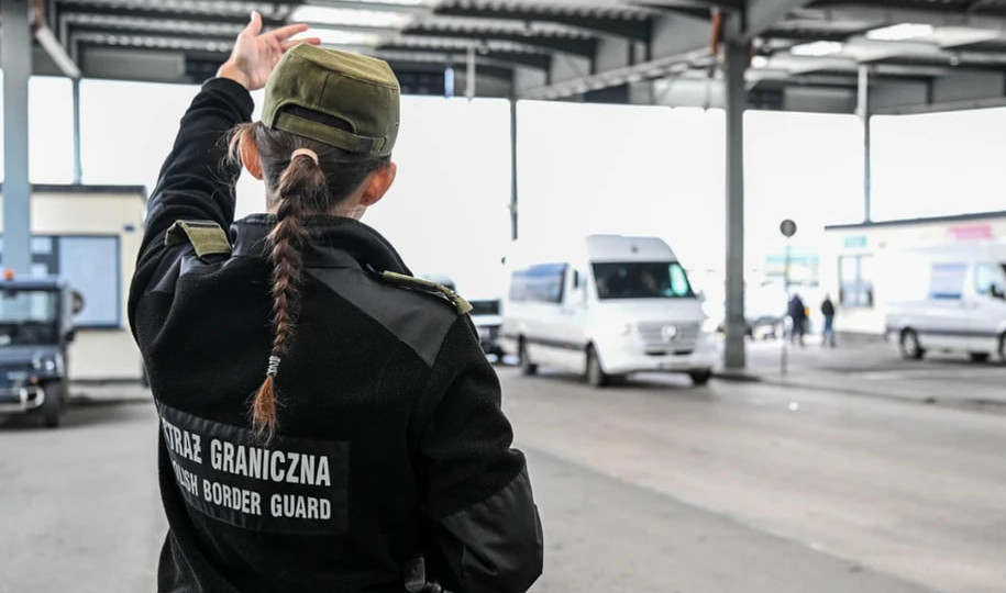 Переполох на границе – у украинки обнаружили «радиоактивную» 100-долларовую купюру и запретили въезд в Польшу