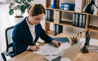ФЛП и независимая профессиональная деятельность: что разрешено адвокатам и запрещено нотариусам