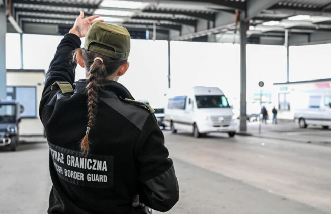 Переполох на границе – у украинки обнаружили «радиоактивную» 100-долларовую купюру и запретили въезд в Польшу