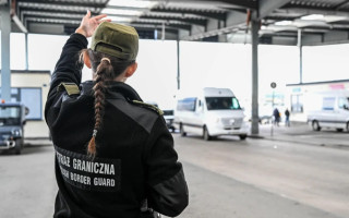 Переполох на границе – у украинки обнаружили «радиоактивную» 100-долларовую купюру и запретили въезд в Польшу