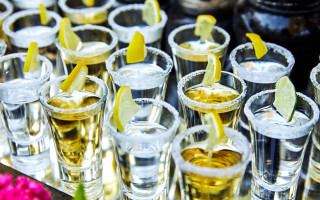 Пасажирка, яка випила 14 шотів текіли, виграла £220 тисяч у суді проти круїзної компанії — що сталося на борту