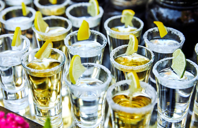 Пасажирка, яка випила 14 шотів текіли, виграла £220 тисяч у суді проти круїзної компанії — що сталося на борту