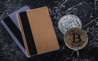 Операції з криптовалютою як фактор ризику: суд дозволив банку розірвати відносини з клієнтом