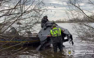 У Києві з Дніпра дістали безпілотник з бойовою частиною після атаки на столицю