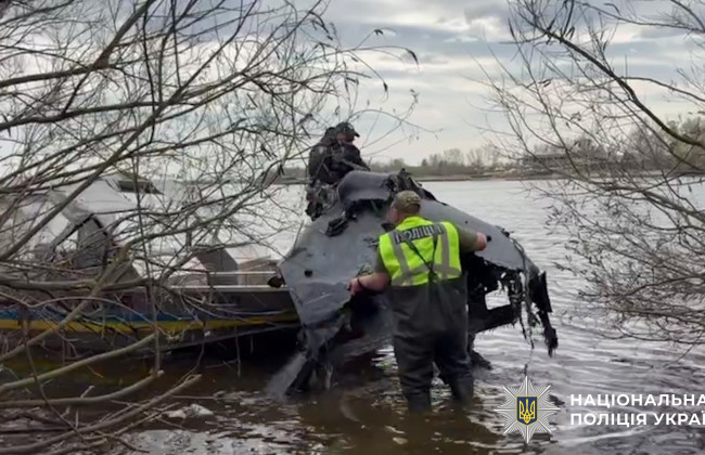 У Києві з Дніпра дістали безпілотник з бойовою частиною після атаки на столицю