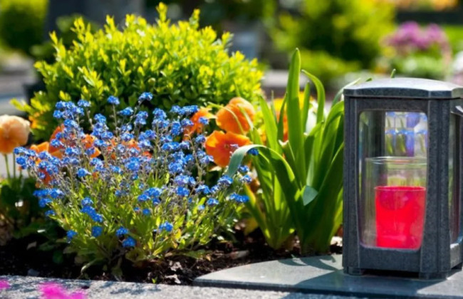 Киян закликали не приносити штучні квіти на кладовища в поминальні дні та назвали альтернативу