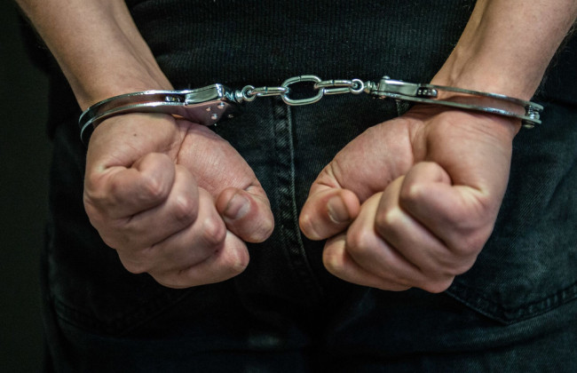 В Хмельницком будут судить мужчину, который избил мать погибшего военного и украл 27 тысяч