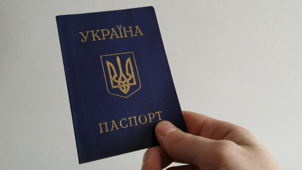 Чи можна залишити старий паспорт-книжечку «на пам’ять» — що кажуть правила