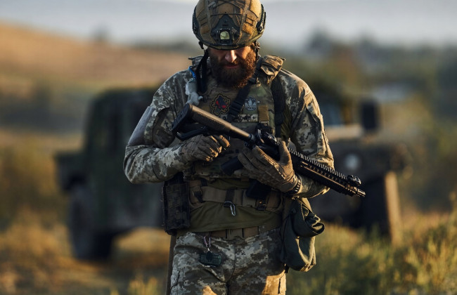 Чи можуть відмовити у звільненні військовому, який доглядає батька, через сестру за кордоном: що каже суд