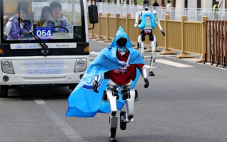 В Китае роботы-гуманоиды впервые обогнали людей в полумарафоне и побили мировой рекорд