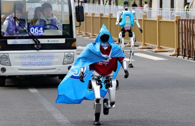 У Китаї роботи-гуманоїди вперше обігнали людей у півмарафоні та побили світовий рекорд