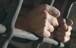 За 2000 гривен отправил 14-летнего сына на улицу просить милостыню – суд оставил мужчину под стражей и не уменьшил залог