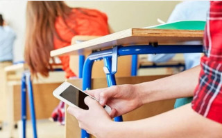 В Англии планируют на законодательном уровне запретить использование мобильных телефонов в школах