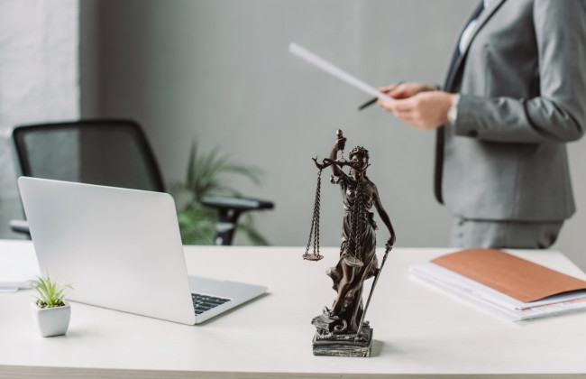 Юристка «намалювала» собі 100 годин роботи, щоб виконати план — і поплатилася професією