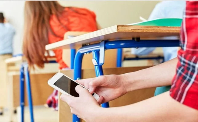 В Англії планують на законодавчому рівні заборонити використання мобільних телефонів у школах