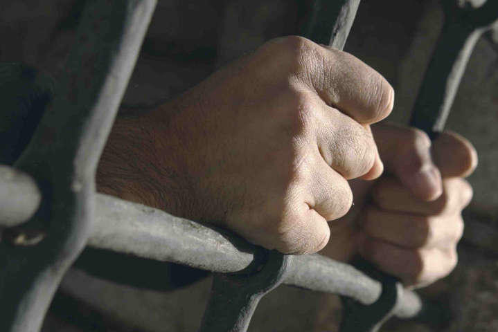 За 2000 гривен отправил 14-летнего сына на улицу просить милостыню – суд оставил мужчину под стражей и не уменьшил залог