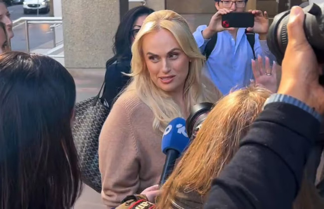 Известную австралийскую актрису Ребел Уилсон будут судить по делу о клевете в отношении коллеги в связи с домогательствами