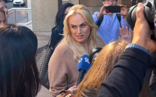 Відому австралійську акторку Ребел Вілсон судитимуть у справі про наклеп на колегу щодо домагань