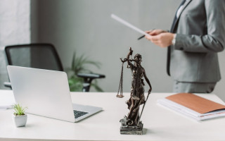 Юристка «намалювала» собі 100 годин роботи, щоб виконати план — і поплатилася професією