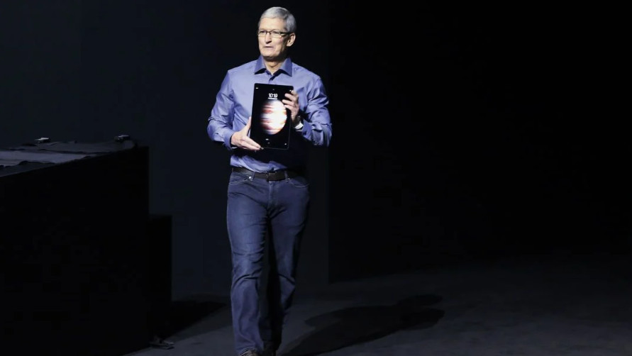 Тим Кук покидает пост гендиректора Apple, его заменит Джон Тернус