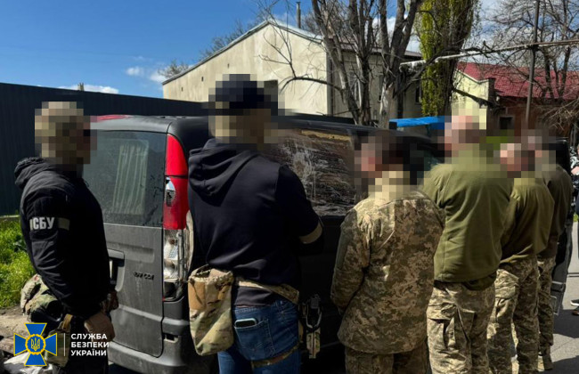 В Одесі працівники ТЦК силоміць затягували чоловіків до мікроавтобусів, де з них «вибивали» гроші – СБУ