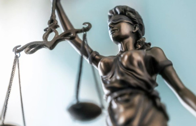 В Лондоне судят мужчину, который застрелил двоюродного брата и пытался убить другого родственника после ссоры на поминках