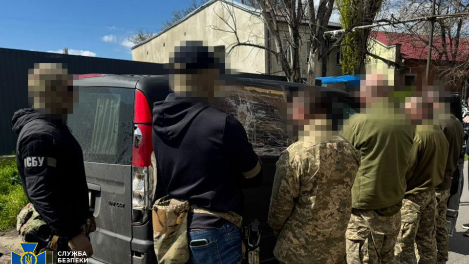 В Одессе сотрудники ТЦК силой затягивали мужчин в микроавтобусы, где из них «выбивали» деньги — СБУ